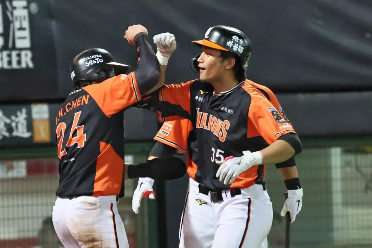 ▲統一獅潘傑楷（右）敲出深遠飛球，經過電視輔助判決判定為全壘打。（圖／統一獅提供）