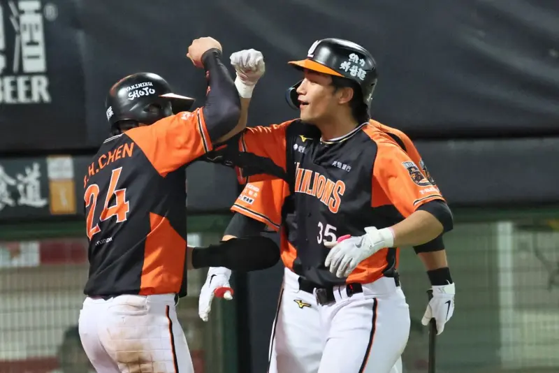 ▲統一獅潘傑楷（右）敲出深遠飛球，經過電視輔助判決判定為全壘打。（圖／統一獅提供）