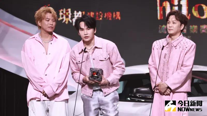 ▲男團Energy今（21）日晚間在「2025 hito流行音樂獎頒獎典禮上」拿獎，成員卻獨缺坤達、Toro，對此團長牛奶（右2）解釋，Toro家人正在醫院病危搶救中，豈料敬業的Toro稍早竟現身舞台，和團員大跳〈星期五晚上〉讓不少粉絲相當驚訝。（圖／記者吳翊緁攝）