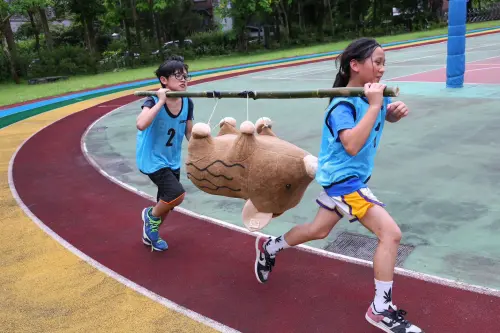 ▲全校師生家長一起挑戰扛野豬PK賽。