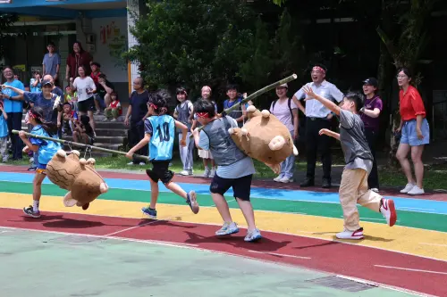 ▲全校師生家長一起挑戰扛野豬PK賽。（圖／新北市體育局提供）