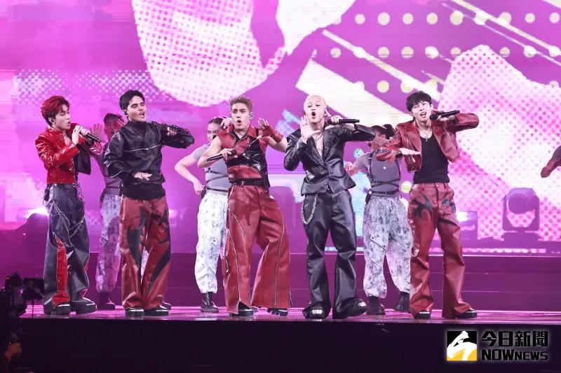 ▲SB19在《2025 hito流行音樂獎》上，合體Ozone表演破億神曲《GENTO》HIGH翻天。（圖／記者吳翊緁攝）