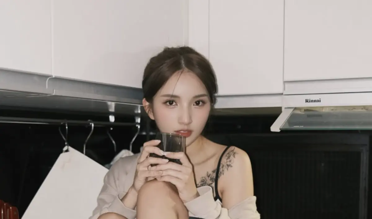 ▲樂天啦啦隊女神Dora被捲入富豪小三爭議中，事發後她神隱一個月，今（21）日她無預警在社群上傳2則限時動態，曝光自己近況。（圖／Dora IG）