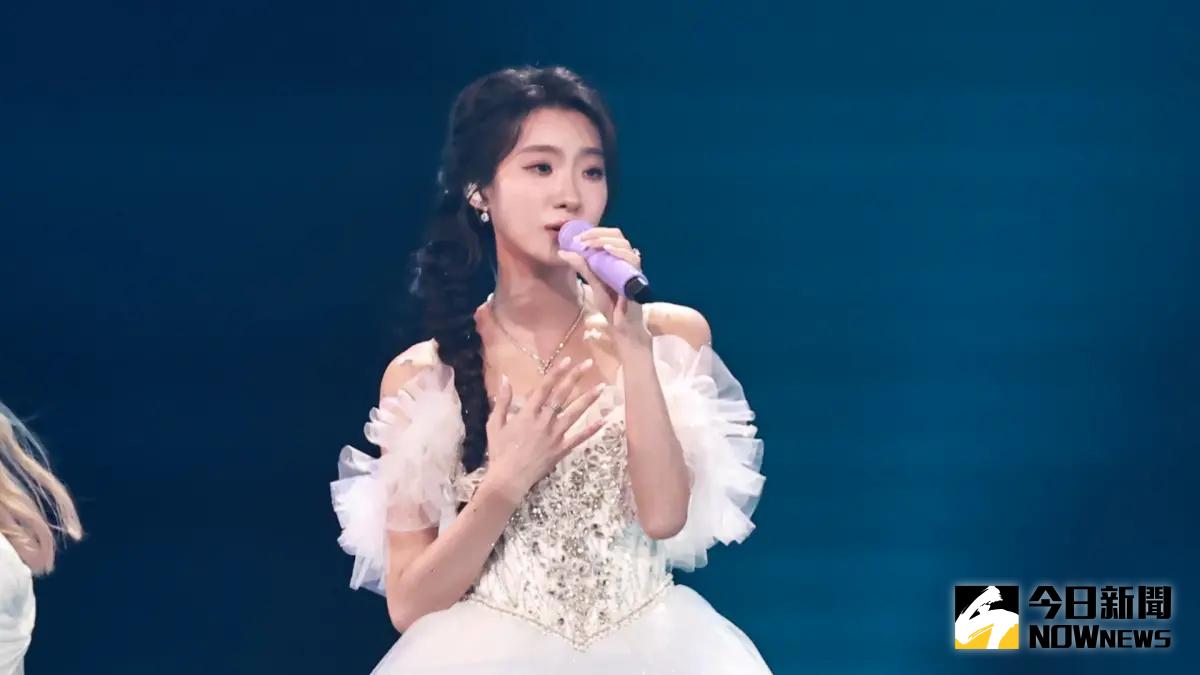 ▲校園女神陳華（如圖）今（21）日晚間登台「2025 hito流行音樂獎頒獎典禮」，一席絕美婚紗禮服超級亮眼，而畢書盡稍早登上舞台，更是大秀「冰塊腹肌」讓粉絲暴動。（圖／記者吳翊緁攝）