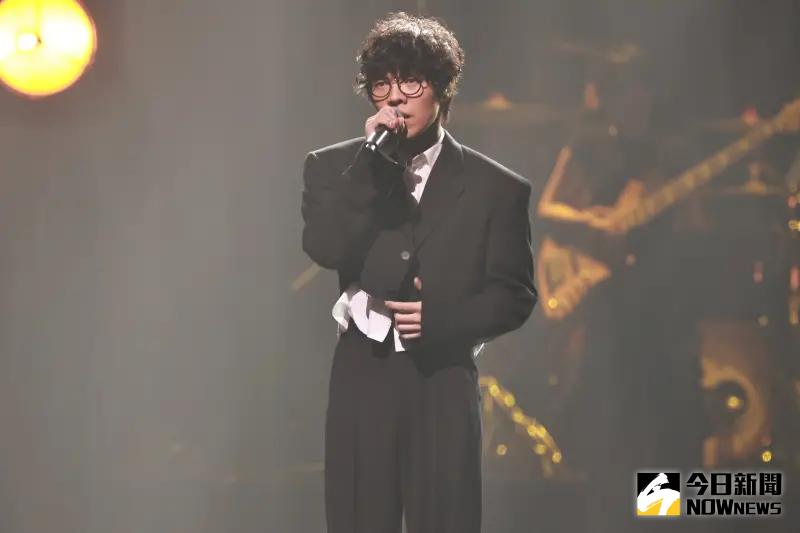 ▲盧廣仲（如圖）今（21）日晚間登上「2025 hito流行音樂獎」頒獎典禮，表演致敬已故摯友方大同，受訪透露方大同有化作「一團氣體」入夢，更忍淚曝光2人生前最後互動，「很奇怪的感覺，感覺他還沒有走。」（圖／記者吳翊緁攝影）