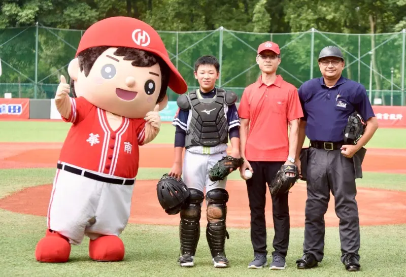 ▲「2025年世界少棒聯盟中階組亞太暨中東區資格賽」季軍賽，由華南金控副總經理陳伯壎（右2）擔任開球嘉賓。（圖／華南金控提供）