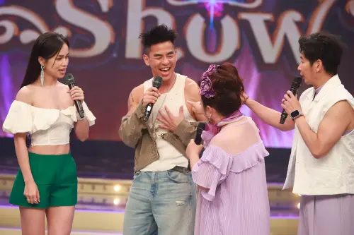 柯有倫(中)在節目中突然被白冰冰(右)襲胸,嚇瘋一旁的林芯儀(左)。(圖/民視提供) ▲柯有倫(中)在節目中突然被白冰冰(右)襲胸,嚇瘋一旁的林芯儀(左)。(圖/民視提供)