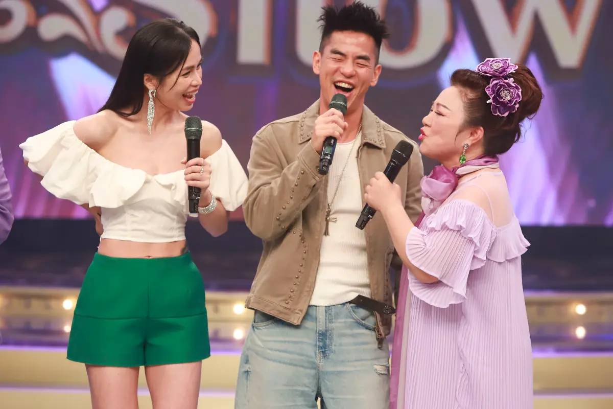 ▲歌手林芯儀（左）、柯有倫（中）登上今（21）晚的《超級冰冰Show》，健身有成的兩人讓白冰冰（右）一看到就情不自禁動手摸，感受肌肉的力量。（圖／民視超級冰冰Show 臉書）