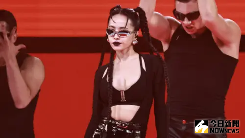 ▲蔡依林（如圖）今（21）日登上「2025 hito流行音樂獎」頒獎典禮，熱力輪番演唱〈Pleasure〉、〈Play我呸〉之後，驚喜宣布12月份確定台北大巨蛋開唱消息，令全場歌迷嗨爆！（圖／記者吳翊緁攝影）