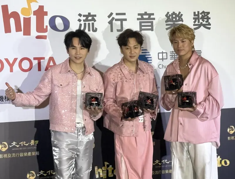 ▲Energy榮獲hito流行音樂獎5項獎成最大贏家，3位成員牛奶（左起）、書偉、阿弟代表領獎，打趣稱因月他們離開舞台最久，所以得獎數最多。（圖／記者蘇詠智攝）