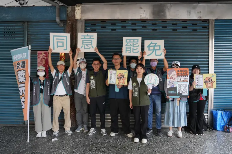 ▲新北市議員卓冠廷、山田摩衣今(21)日偕板橋罷免國民黨立委葉元之團隊進行路口宣講。(圖/團隊提供)