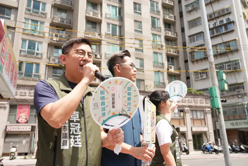 ▲新北市議員卓冠廷、山田摩衣今（21）日偕板橋罷團直奔國民黨立委葉元之服務處，在附近進行路口宣講。（圖／團隊提供）