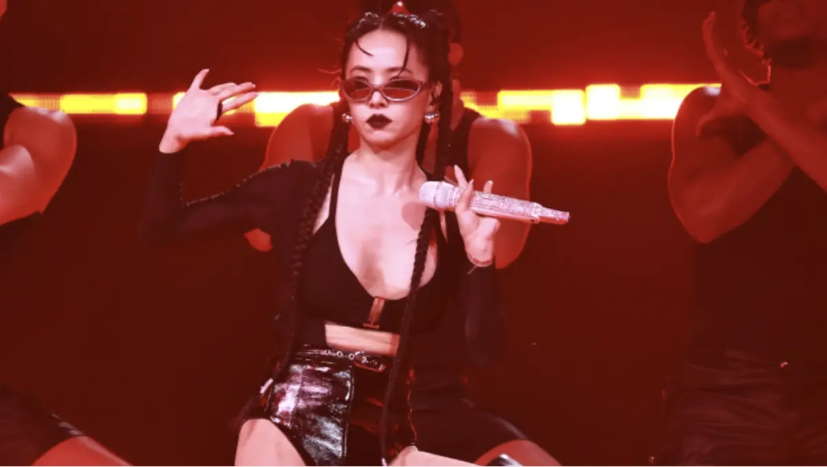 ▲蔡依林（如圖）今（21）日登上「2025 hito流行音樂獎」頒獎典禮，熱力輪番演唱〈Pleasure〉、〈Play我呸〉，怎料她跳到一半，畫面中疑似驚見胸貼露出，火辣程度完全看不出44歲。（圖／記者吳翊緁攝影）