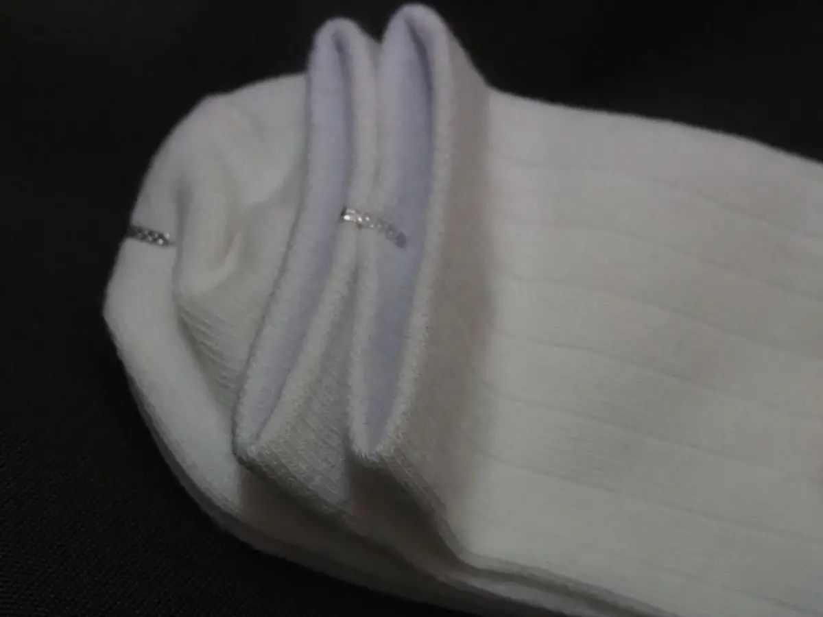 ▲新襪子通常可見「多出小夾子」的設計，就有民眾不解其用途，而引來內行公開隱藏功能，過去也有人實測成功。（圖／取自photoAC）