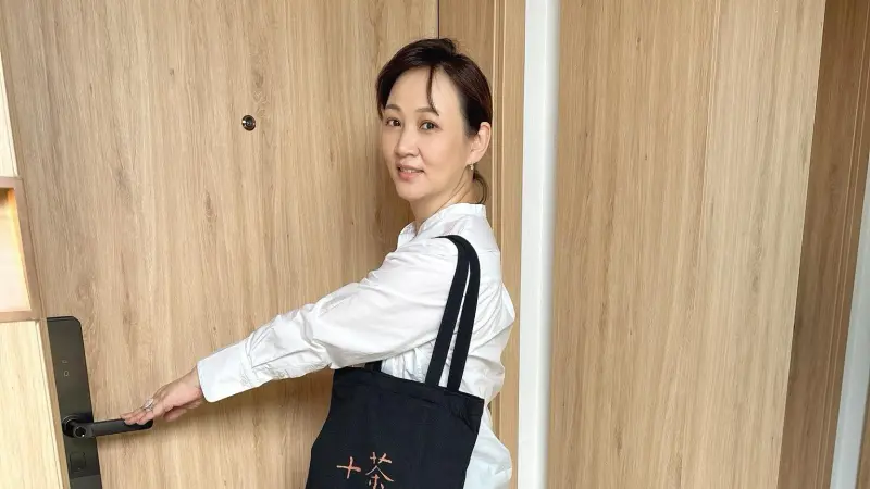 ▲郁方因第4節椎間盤突出導致腰傷，然而因為冬天時改的機票已經無法再改，因此她只能忍痛坐輪椅登機，並感嘆：「唉呀～真羞！」粉絲紛紛留言關心，提醒她好好養傷、早日康復。（圖／翻攝自郁方臉書）