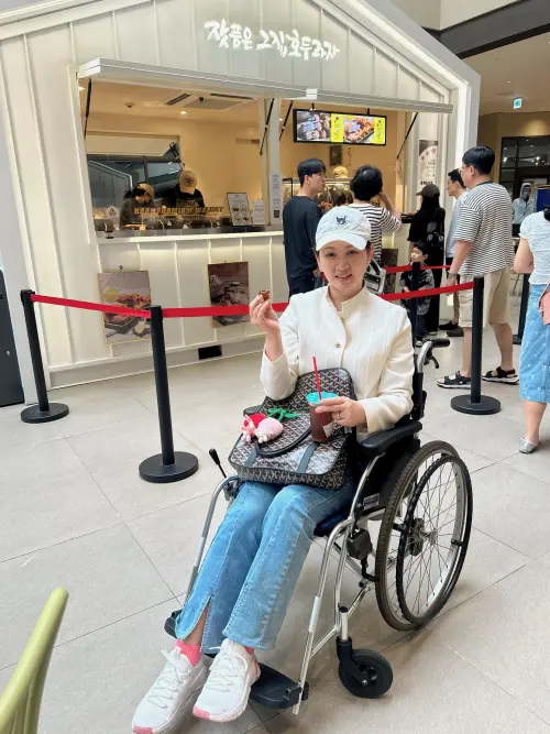 ▲郁方腰傷未癒，然而卻因為冬天改到暑假的機票已經無法再改，只好忍痛上飛機出國。（圖／翻攝自郁方臉書）