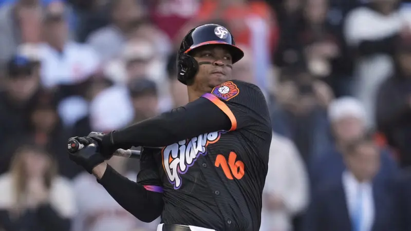 ▲舊金山巨人強打Rafael Devers在今（22）日迎戰前東家波士頓紅襪時，轟出加盟以來的首發全壘打，為這段紛擾交易添上醒目註解，也幫助巨人終場以3：2贏球。（圖／美聯社／達志影像）