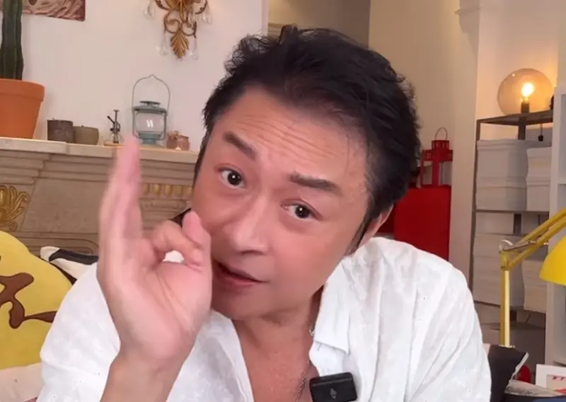 ▲63歲資深男星馬景濤過去靠著《倚天屠龍記》爆紅，近年他將發展重心移至中國，昨（21）日直播工作進行時，突然在鏡頭前暈倒，驚悚畫面曝光。（圖／翻攝自微博）