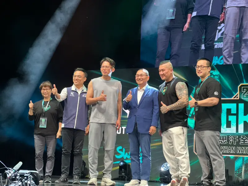 ▲民眾黨主席黃國昌、新北市長侯友宜跟「館長」陳之漢同台出席第五屆「成吉思汗全國健美公開賽」。（圖／民眾黨提供，2025.06.22）