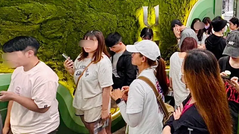 ▲中壢爆百人排隊2小時等手搖飲料，不是茶の魔手、思茶，桃園新開幕UG TEA樂己今搶喝「三窨十五茉純茶買一送一」、還送最美「品牌保冷袋」。（圖／翻攝自UG TEA FB）