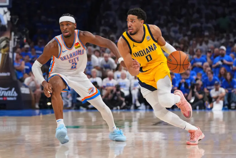 ▲溜馬一哥Tyrese Haliburton（右）小腿拉傷成利空，但球隊仍捍衛主場成功，將比賽拖入到最終搶七大戰。整體民調仍看好陣容相對整齊的雷霆可以奪冠，SGA（左）有機會拿下總冠軍賽MVP。（圖／美聯社／達志影像）