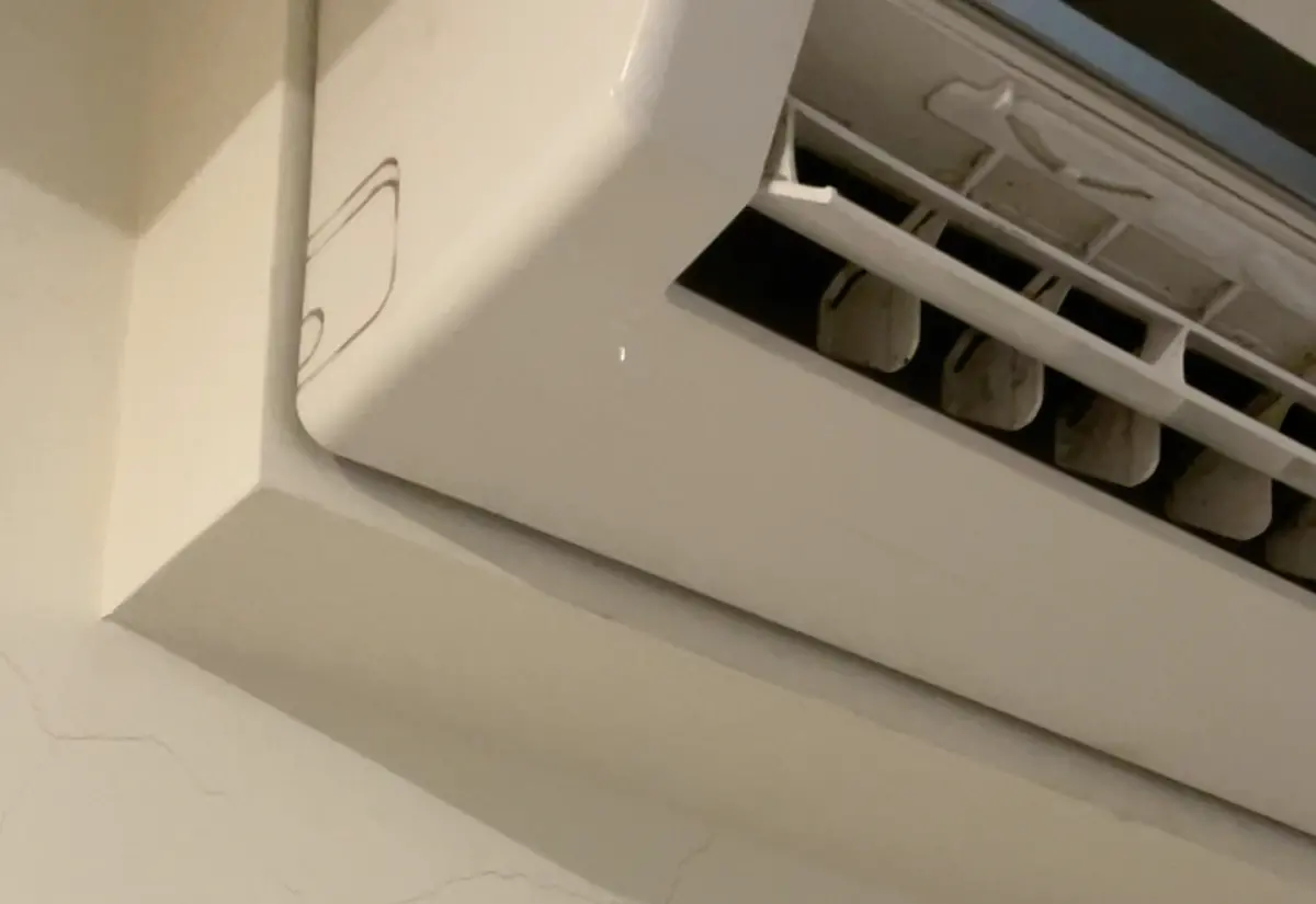 ▲夏天好熱開冷氣，沒想到冷氣也跟著「狂流汗」，YouTuber「空調小教室」的老柯就揪出「5大冷氣漏水地雷」，快看看你家冷氣有沒有踩雷。（圖／記者張家瑋攝）