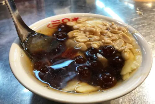 ▲三兄弟豆花招牌正是粉圓、芋園和包心豆花系列，每年都會吸引許多遊客前來朝聖。（圖／Google評價）