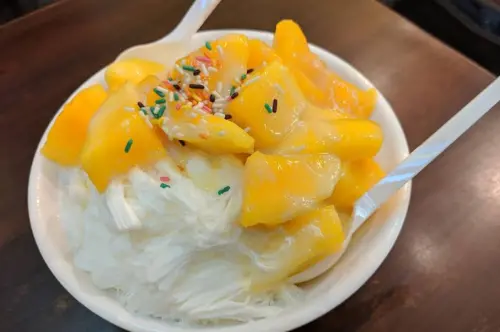 ▲三兄弟豆花除了販售豆花以外，還有推出雪花冰產品，每碗份量相當多。（圖／Google評價）