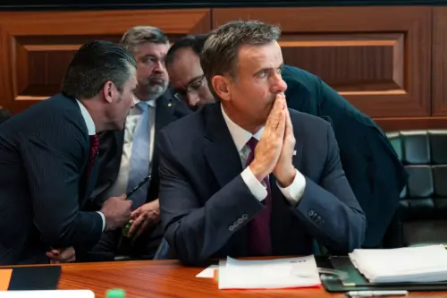 川普 ▲國防部長赫格塞斯、中情局長雷克里夫、國家安全顧問貝克、白宮法律顧問沃林頓等高層官員全員到齊。(圖/美聯社/達志影像)