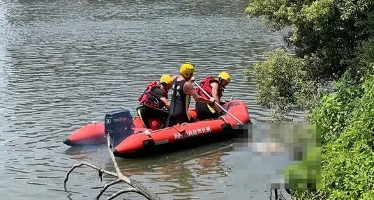 ▲新北市重新堤外便道22日上午，有民眾發現一名穿著白衣的女子漂浮於水面，警消獲報後前往現場救援。(圖／翻攝畫面)