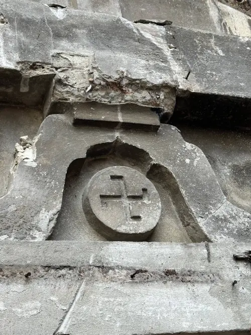 險被拆的歷史記憶 台中中區神秘建物引發文資關注 ▲建築物佛教圖樣(圖/文化局提供2025.6.22)