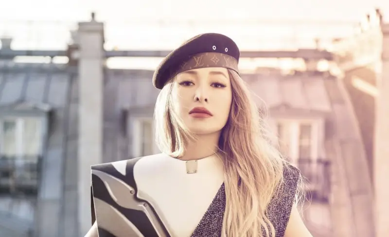 ▲天后蕭亞軒（如圖）近日在選秀節目《讓我來唱》中，負責評比學員的表現，當她看到學員因為感冒而發揮失常了，共感想到自己曾因為母親離世太難過，哭到失聲要靠打針才能上台的過往。（圖／蕭亞軒IG）