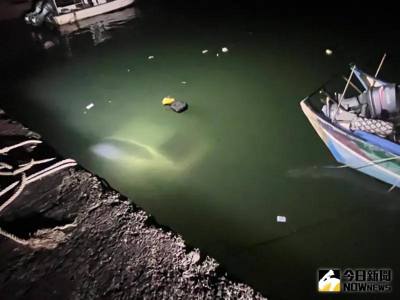 ▲新北市三芝區發生一起落海意外，一名61歲陳姓男子駕駛因不明原因連人帶車墜入海中。(圖／翻攝畫面)