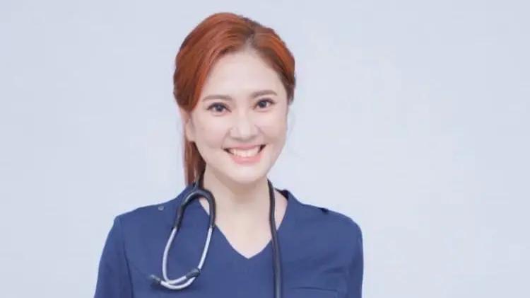 ▲前主播薛楷莉因為爭議事件離開主播台，今（22）日在臉書分享自己轉職成為年薪200萬護理師的背後真相，並表示他找工作期間投了300次履歷才獲得5次面試機會，最終好不容易才獲得的工作。（圖／翻攝自薛楷莉臉書）