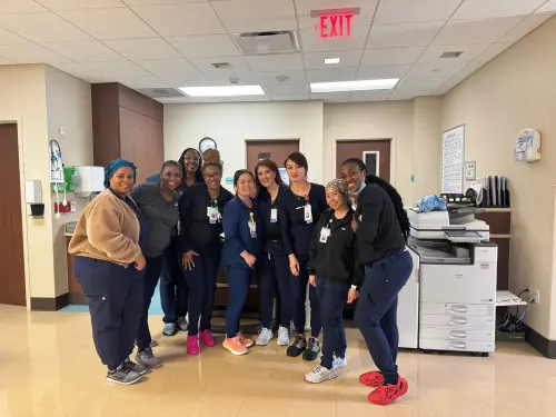 ▲前主播薛楷莉(右4)目前在美國擔任偏遠地區夜班護理師。(圖/翻攝自薛楷莉臉書) ▲前主播薛楷莉(右4)目前在美國擔任偏遠地區夜班護理師。(圖/翻攝自薛楷莉臉書)