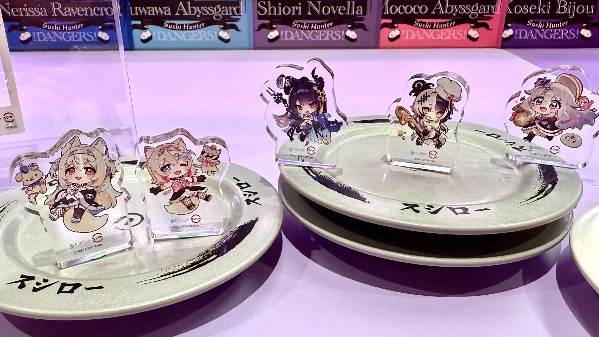 ▲台灣壽司郎繼最強VTuber鯊鯊Gawr Gura噶嗚・古拉，新品《hololive English -Advent-》周邊商品再度攻佔日本，壓克力磚「炒價飆出9300円日圓」秒殺成交。（圖／記者蕭涵云攝）