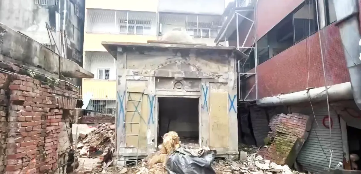 ▲夾在兩棟透天厝中間的神秘建築，因拆除鐵皮屋而重建天日。（圖／台中市議員王立任提供，2025.06.22）