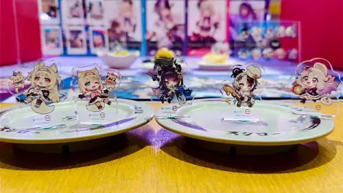 ▲壽司郎「hololive English -Advent- 盲袋Q版飯友壓克力磚」共5款可收藏。（圖／記者蕭涵云攝）