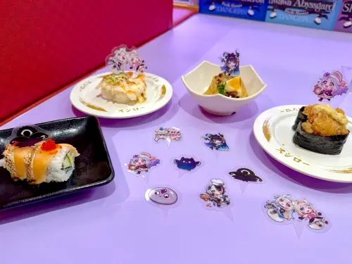 ▲《hololive English -Advent-》角色插卡，每位藝人還有分「角色款、粉絲款」，共8款開搶。（圖／記者蕭涵云攝）