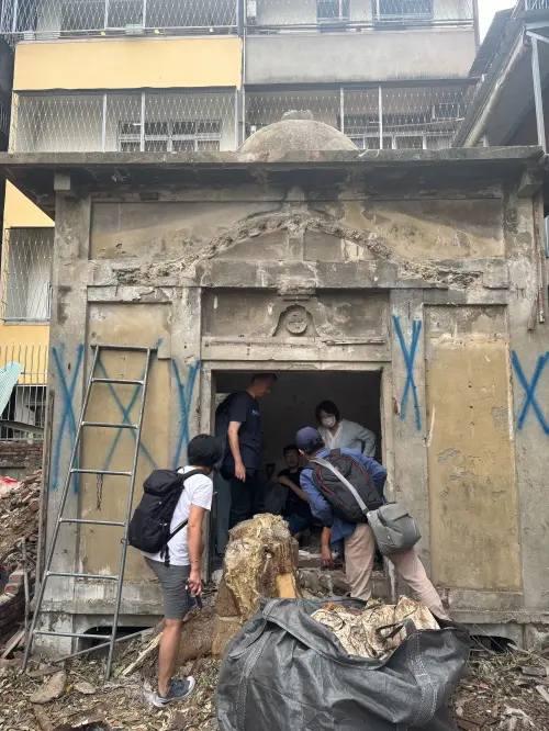 ▲眾人進入老建築裡勘查。（圖／台中市政府提供，2025.06.22）