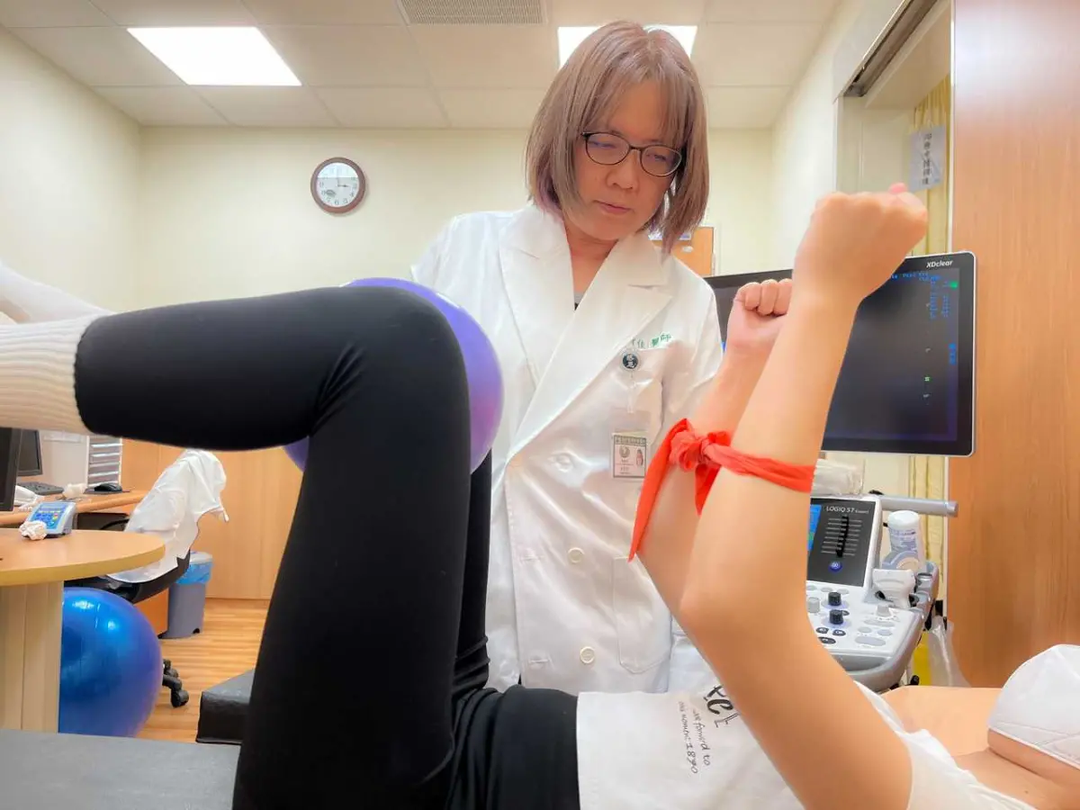 ▲訓練下肢肌力與核心肌群可助骨盆底肌穩定。（圖／台中慈院提供）