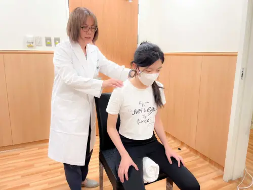 ▲坐在毛巾捲上有助覺察、練習骨盆底肌發力。(圖/台中慈院提供) ▲坐在毛巾捲上有助覺察、練習骨盆底肌發力。(圖/台中慈院提供)