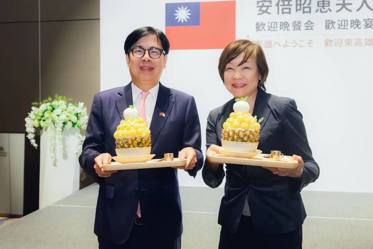 ▲安倍昭惠再度訪問高雄，為感謝安倍前首相支持高雄農產，市長陳其邁特別在晚宴上請在地青創品牌特製「大樹鳳梨冰」招待安倍昭惠與日本訪賓。（圖／高市府提供）