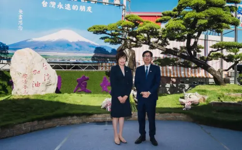 ▲高雄市長陳其邁陪同安倍昭惠訪團一行前往紅毛港保安堂,向安倍晉三前首相銅像獻花致意,表達緬懷與感念。(圖/高市府提供) ▲高雄市長陳其邁陪同安倍昭惠訪團一行前往紅毛港保安堂,向安倍晉三前首相銅像獻花致意,表達緬懷與感念。(圖/高市府提供)