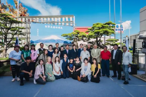 ▲安倍夫人21日前往高雄鳳山紅毛港保安堂向安倍前首相銅像獻花致意,同時也參觀剛落成的安倍紀念公園。(圖/高市府提供) ▲安倍夫人21日前往高雄鳳山紅毛港保安堂向安倍前首相銅像獻花致意,同時也參觀剛落成的安倍紀念公園。(圖/高市府提供)