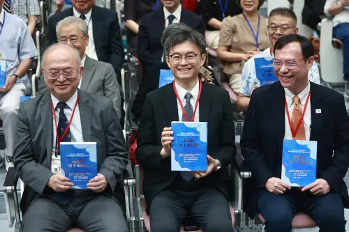 今日新書表會上,臺大醫院院長吳明賢、臺北榮總院長陳威明、亞東紀念醫院院長邱冠明、衛福部部長邱泰源、衛福部健保署署長石崇良等嘉賓齊聚。 ▲(圖/記者葉政勳攝)