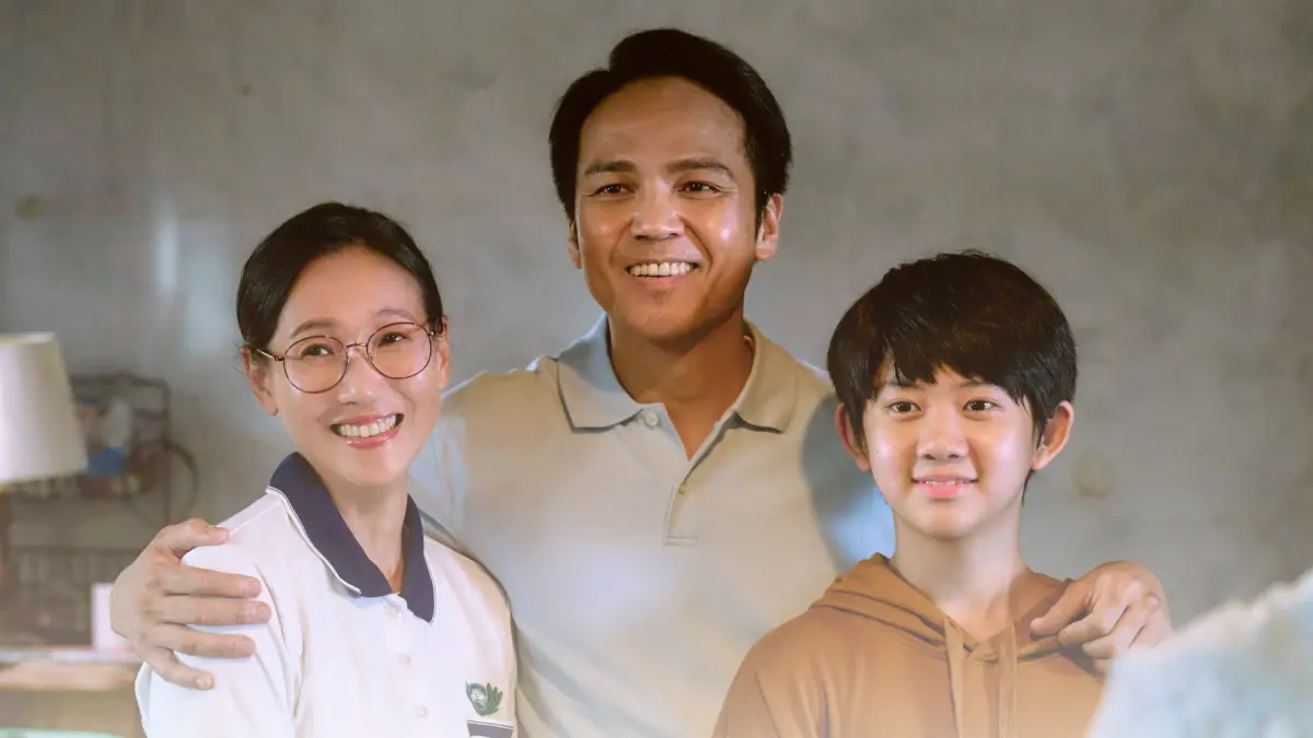 ▲《假日到山裏來看你》張本渝（左）飾羅淑芬老師、徐詣帆（中）飾先生、陳少卉（右）飾兒子。（圖／大愛提供）