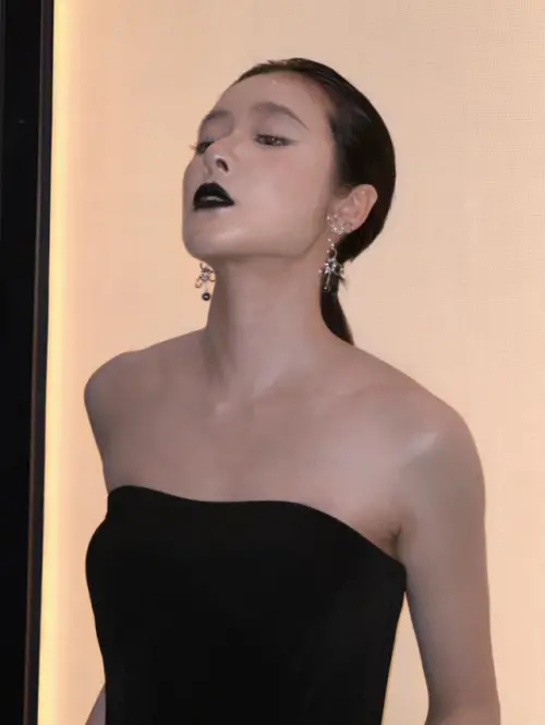 ▲徐嬌變身野玫瑰，黑色唇膏低胸禮服看呆影迷。（圖／徐嬌 小紅書）