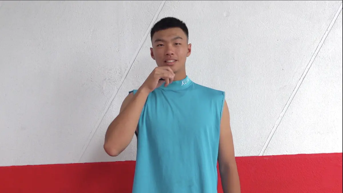 ▲穀保家商外野手崔聖允是本屆中職選秀待選新秀，曾在上月王貞治盃開轟，同時也有特殊背景，他的父親是就是前三商虎、味全龍球員黃自強，談到棒球成長經歷，崔聖允透露爸爸給小就給予很多指導。（圖／記者吳忠育攝）