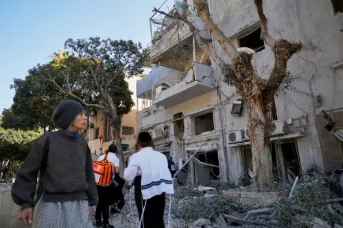 ▲在美國對伊朗3處核設施進行打擊後,伊朗在22日早上對以色列進行新一波襲擊。圖為以色列海法建築遭到伊朗空襲。(圖/美聯社/達志影像) ▲在美國對伊朗3處核設施進行打擊後,伊朗在22日早上對以色列進行新一波襲擊。圖為以色列海法建築遭到伊朗空襲。(圖/美聯社/達志影像)